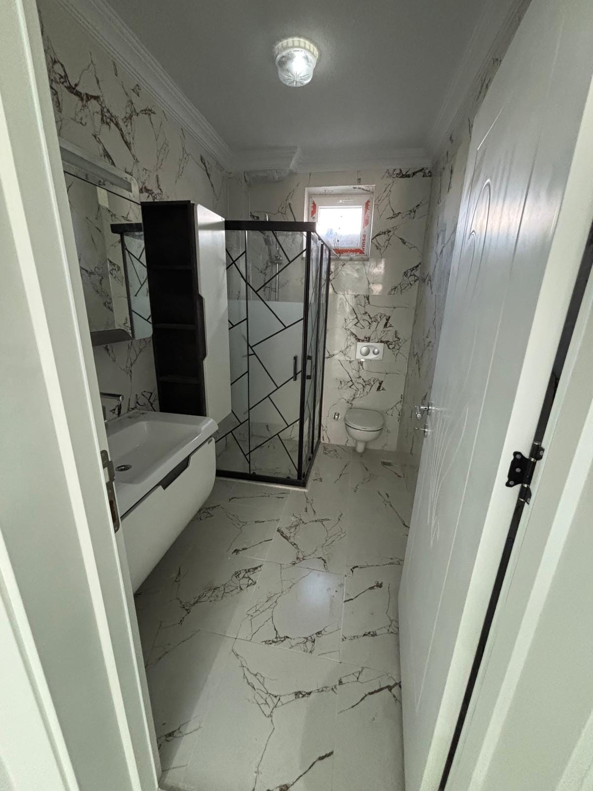 Seramik ve fayans döşemesi tamamlanmış bir banyo